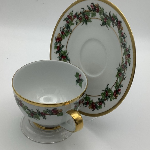 Vintage The Holly and the Ivy Royal Gallery Set of Four Cups and Saucers - Picture 5 of 9